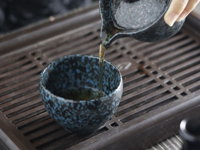 L-theanine trong trà có thể ảnh hưởng đến mức độ của một số hóa chất trong não