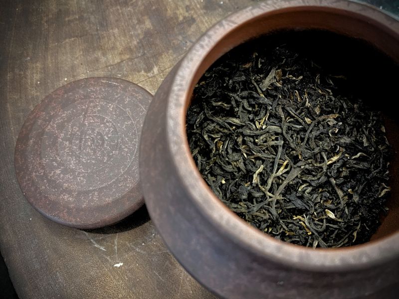 Trà đen nổi bật với màu sắc và hương vị đậm đà, hậu ngọt